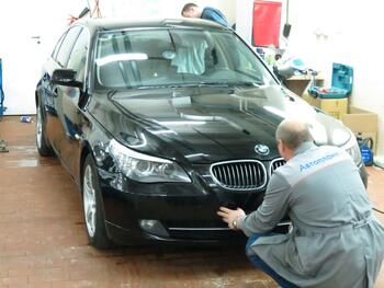Осмотр автомобиля BMW после завершения ремонта в сервисе АвтоПланета